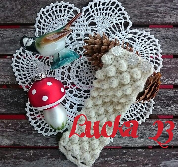 Lucka 23 – virkat armband med snöbollar