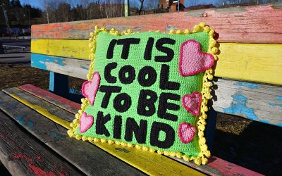 Virkad kudde: It is cool to be kind